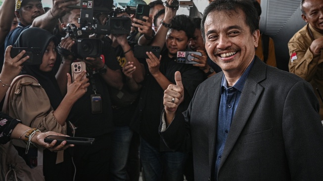 Roy Suryo (kanan) selaku pihak pemohon tiba untuk menghadiri sidang putusan praperadilan atas penangkapannya dalam kasus dugaan fitnah dan pencemaran nama baik terkait keaslian ijazah Presiden ke-7 RI Joko Widodo di Pengadilan Negeri Jakarta Selatan, Jakarta, Selasa (7/7/2026). [ANTARA FOTO/Fauzan/tom]