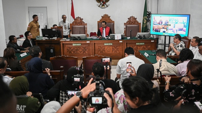 Hakim tunggal I Ketut Darpawan memimpin sidang putusan praperadilan atas penangkapan tersangka kasus dugaan fitnah dan pencemaran nama baik terkait keaslian ijazah Presiden ke-7 RI Joko Widodo, Roy Suryo di Pengadilan Negeri Jakarta Selatan, Jakarta, Selasa (7/7/2026). [ANTARA FOTO/Fauzan/tom]
