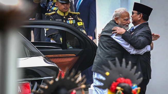Presiden Prabowo Subianto (kanan) menyambut Perdana Menteri India Narendra Modi (kiri) saat tiba di Istana Merdeka, Jakarta, Selasa (7/7/2026). [ANTARA FOTO/Galih Pradipta/bay/YU]