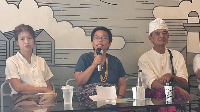 Sekjen Aliansi Masyarakat Adat Nusantara (AMAN), Rukka Sombolingi (memegang mic), menilai UU itu sama sekali tidak mengakui kedaulatan atas tanah masyarakat tanah adat, dalam jumpa dengan media di Jakarta (8/7/2026). [Suara.com/Cornelius Juan Prawira]