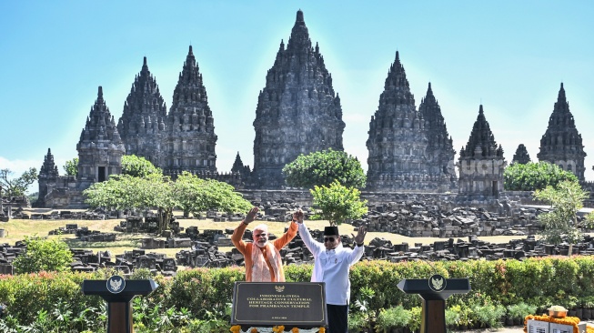 Presiden Prabowo Subianto (kanan) berfoto bersama Perdana Menteri (PM) India Narendra Modi (kiri) usai meresmikan kerja sama konservasi dan restorasi warisan budaya di Candi Prambanan, Sleman, DI Yogyakarta, Rabu (8/7/2026). [ANTARA FOTO/Bayu Pratama S/sth/wsj]