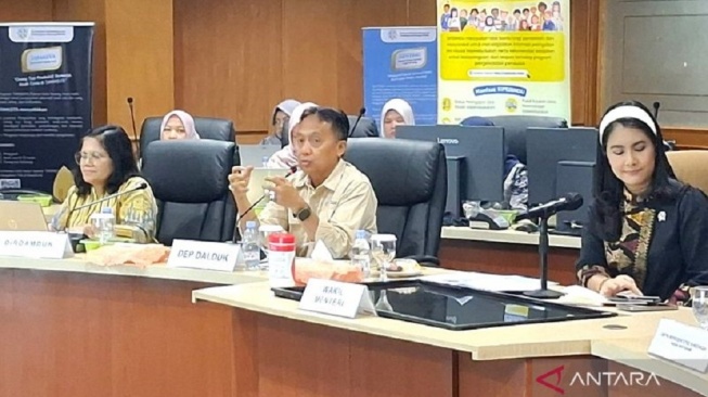 Deputi Bidang Pengendalian Penduduk Kemendukbangga/BKKBN Bonivasius Prasetya Ichtiarto (depan, tengah) dalam taklimat media menuju Hari Kependudukan Sedunia di Jakarta, Rabu (8/7/2026). ANTARA/Lintang Budiyanti Prameswari.