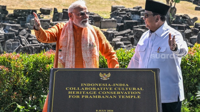 Presiden Prabowo Subianto (kanan) berbincang dengan Perdana Menteri (PM) India Narendra Modi (kiri) saat meresmikan kerja sama konservasi dan restorasi warisan budaya di Candi Prambanan di Sleman, DI Yogyakarta, Rabu (8/7/2026). [ANTARA FOTO/Bayu Pratama S/sth/wsj]
