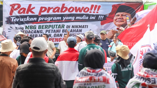 Massa aksi saat berunjuk rasa mendukung program MBG di Jakarta, Rabu (8/7/2026). [Suara.com/Alfian Winanto]