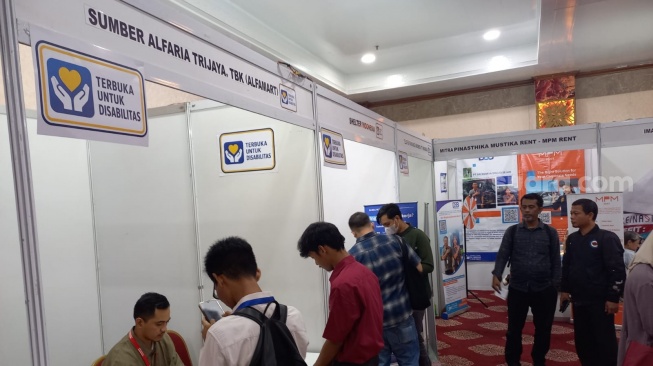Antusiasme Fajeri (24), nyaris memudar saat ia menyusuri lorong-lorong JobFair Jakarta Selatan 2026 yang digelar di Gedung Nyai Ageng Serang, Setiabudi, Rabu (8/7/2026). (Suara.com/Alif Bintang)