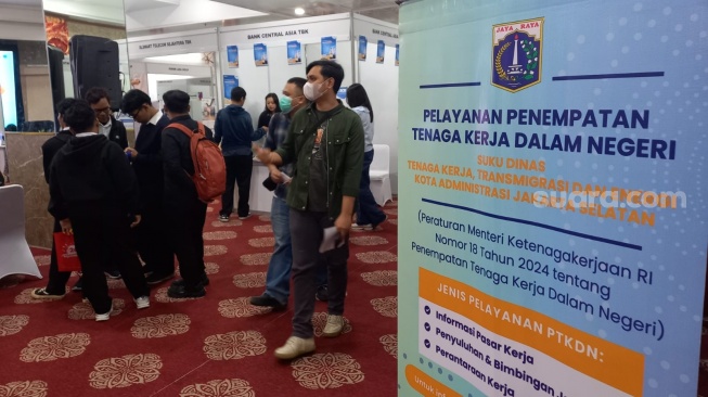 Antusiasme Fajeri (24), nyaris memudar saat ia menyusuri lorong-lorong JobFair Jakarta Selatan 2026 yang digelar di Gedung Nyai Ageng Serang, Setiabudi, Rabu (8/7/2026). (Suara.com/Alif Bintang)
