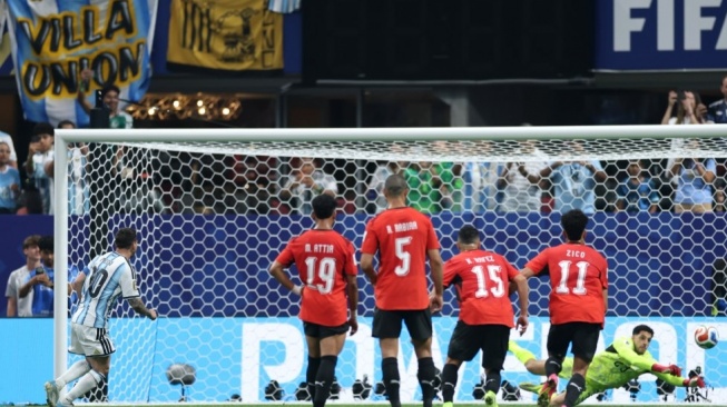 Lionel Messi kembali gagal mengeksekusi penalti saat menghadapi Mesir pada babak 16 besar Piala Dunia 2026, Selasa (7/7/2026), dan mencatat rekor negatif yang belum pernah terjadi sebelumnya dalam sejarah Piala Dunia. [Tangkap layar X]