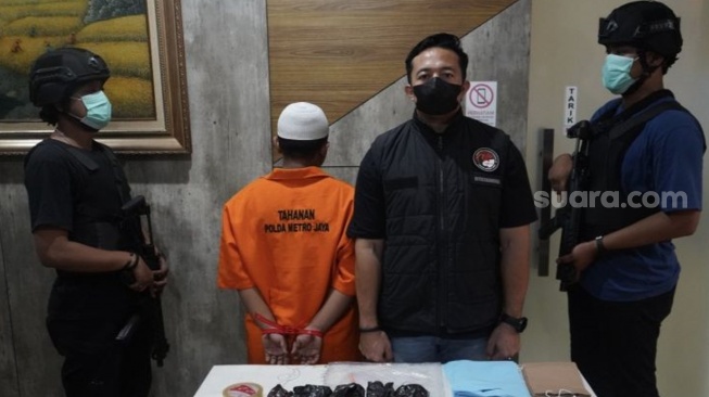 Siasat Licik Pengedar Sabu di Bekasi: Sembunyikan Barang Haram dalam Bungkus Pakan Burung