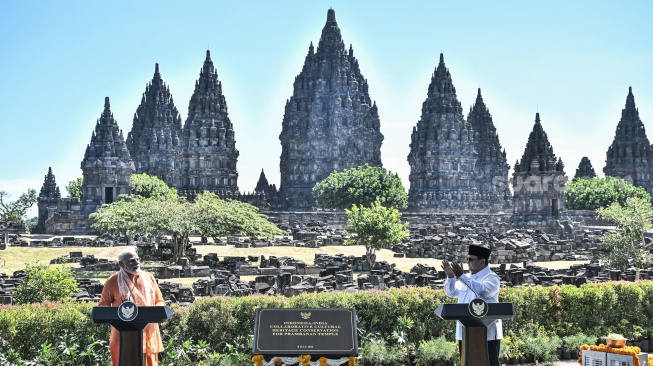 Presiden Prabowo Subianto (kanan) dan Perdana Menteri (PM) India Narendra Modi (kiri) menyampaikan pidato saat meresmikan kerja sama konservasi dan restorasi warisan budaya di Candi Prambanan di Sleman, DI Yogyakarta, Rabu (8/7/2026). [ANTARA FOTO/Bayu Pratama S/sth/wsj]