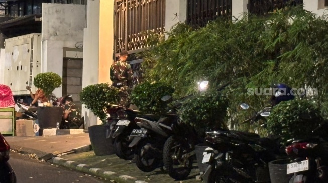 Suasana rumah Jampidsus Kejaksaan Agung, Febrie Adriansyah yang dijaga ketat tentara pada Rabu (8/7/2026) malam. (Suara.com/Faqih)