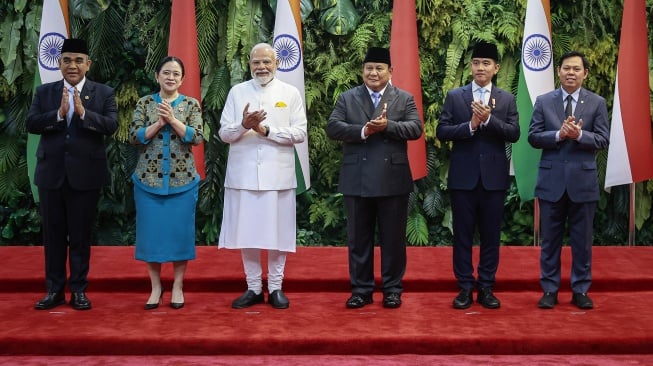 Presiden Prabowo Subianto (ketiga kanan) berfoto bersama dengan Perdana Menteri (PM) India Narendra Modi (ketiga kiri), Wakil Presiden Gibran Rakabuming Raka (kedua kanan), Ketua MPR Ahmad Muzani (kiri), Ketua DPR Puan Maharani (kedua kiri), dan Ketua DPD Sultan Bachtiar Najamudin (kanan) di Kompleks Parlemen, Senayan, Jakarta, Selasa (7/7/2026). [ANTARA FOTO/Dhemas Reviyanto/sgd]