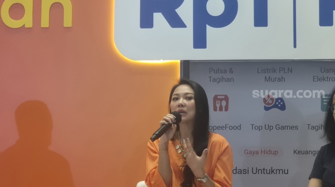 Presiden Direktur ShopeePay Indonesia, Eka Nilam Dari, di event ShopeePay meluncurkan kampanye Pulsa & PLN Pasti Murah di Jakarta, Selasa (7/7/2026). [Suara.com/Dythia]