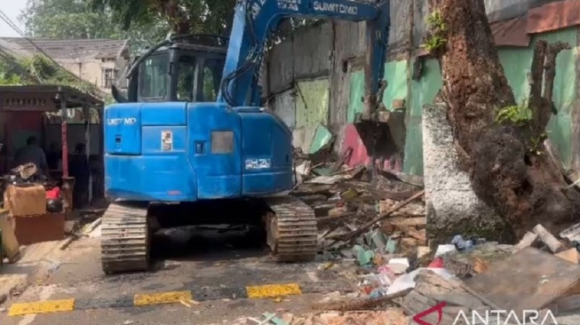 25 Tahun Menutup Saluran, 7 Bangunan Liar di Tanah Abang Dibongkar Usai Dilaporkan Warga