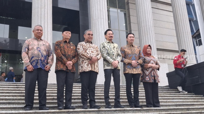 Ketua MPR RI, Ahmad Muzani bersama Wakil Ketua MPR RI, Hidayat Nur Wahid, Rusdi Kirana, Edhie Baskoro Yudhoyono, serta Sekretaris Jendral MPR RI, Siti Fauziah berbicara terkait hasil Silahturahmi Kebangsaan di Mahkamah Konstitusi, Gedung Mahkamah Konstitusi, Jakarta, Rabu (8/7/2026). [Suara.com/Cornelius Juan]