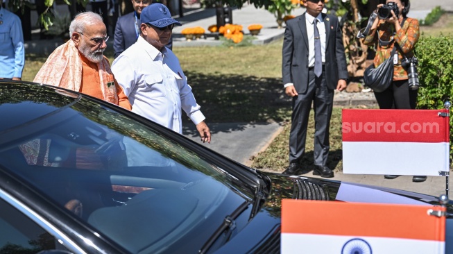 Presiden Prabowo Subianto (kanan) berjalan bersama Perdana Menteri (PM) India Narendra Modi (kiri) setibanya di Candi Prambanan di Sleman, DI Yogyakarta, Rabu (8/7/2026). [ANTARA FOTO/Bayu Pratama S/sth/wsj]
