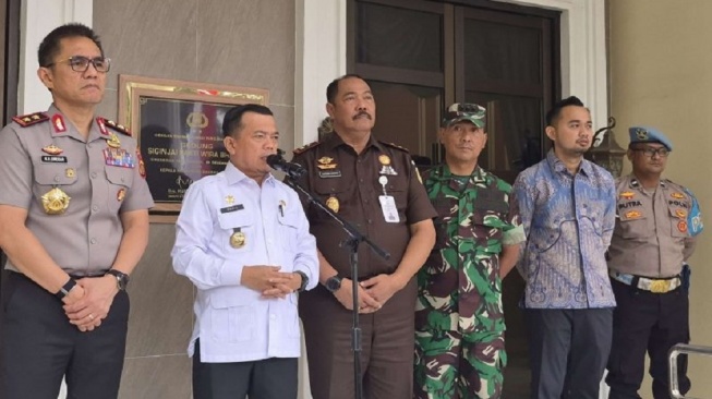 Gubernur Jambi Al Haris (dua kiri) didampingi Kapolda Jambi Irjen Pol Krisno H Siregar (kiri) bersama Kajati Jambi Sugeng Hariadi (tiga kiri) saat menyampaikan keterangan di Mapolda Jambi, Rabu (8/7/2026). ANTARA/Agus Suprayitno.
