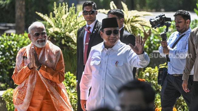 Presiden Prabowo Subianto (kanan) mendampingi Perdana Menteri (PM) India Narendra Modi (kiri) saat mengunjungi Candi Prambanan di Sleman, DI Yogyakarta, Rabu (8/7/2026). [ANTARA FOTO/Bayu Pratama S/sth/wsj]