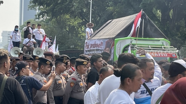Massa Pendukung MBG Kecewa Berat, Pimpinan BGN Ogah Temui Pendemo