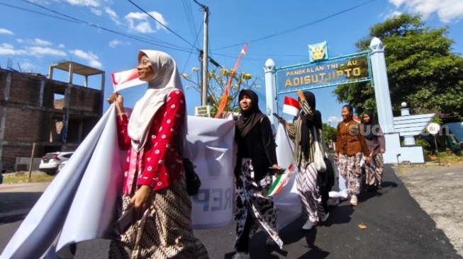 Ratusan siswa SD-SMP di Sleman bersiap menyambut kedatangan Presiden RI Prabowo Subianto dan Perdana Menteri (PM) India Narendra Modi di kawasan pintu keluar VVIP Pangkalan TNI AU Adisutjipto, Yogyakarta, Rabu (8/7/2026). (Suara.com/Hiskia)