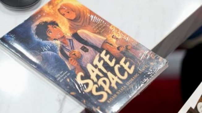 Sekretaris Daerah Provinsi Sulawesi Selatan, Jufri Rahman menerima komik Safe Space karya seorang remaja eks santri asal Kabupaten Pangkep yang pernah menjadi korban pemaksaan mengisap vape mengandung narkotika [SuaraSulsel.id/Istimewa]