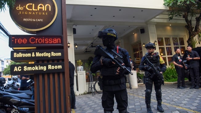 Personel Brimob berjaga di depan salah satu kafe saat berlangsungnya penggeledahan di kawasan Cipete, Jakarta, Rabu (8/7/2026). [ANTARA FOTO/Indrianto Eko Suwarso/kye]
