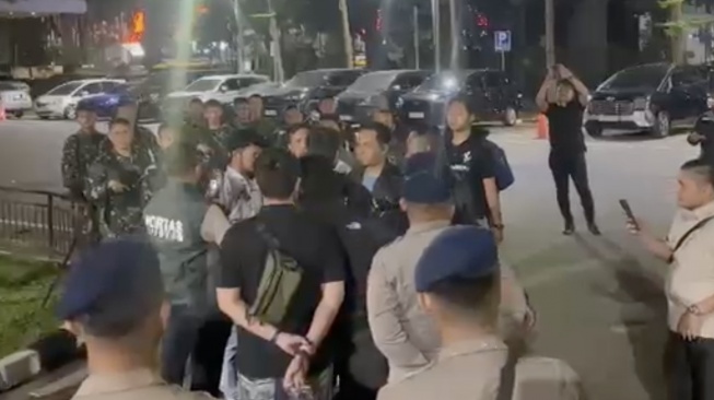 Sebanyak 50 orang berambut cepak dan berbaju loreng mendatangi markas Polda Metro Jaya, Kamis (9/7/2026) pagi.