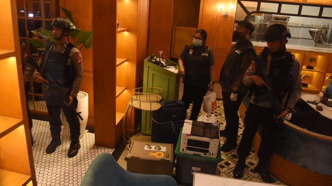 Tim gabungan Polri berada di dekat barang bukti usai menggeledah salah satu kafe di kawasan Cipete, Jakarta, Rabu (8/7/2026). [ANTARA FOTO/Indrianto Eko Suwarso/kye]