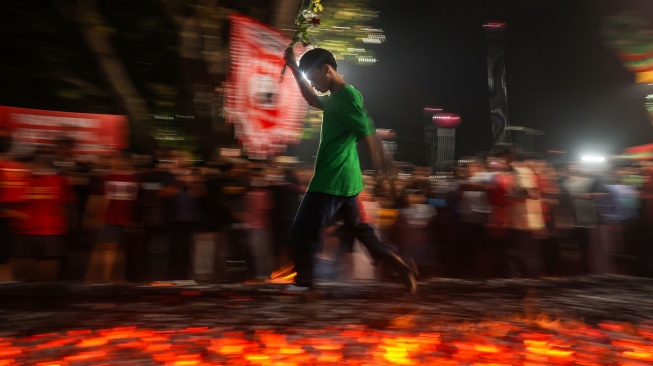 Warga keturunan Tionghoa berjalan di atas bara api saat mengikuti tradisi Tahwee dalam perayaan Shejit Dewa Bumi di Klenteng Ngo Kok Ong, di Cibarusah, Kabupaten Bekasi, Jawa Barat, Rabu (8/7/2026). [ANTARA FOTO/Darryl Ramadhan/kye]