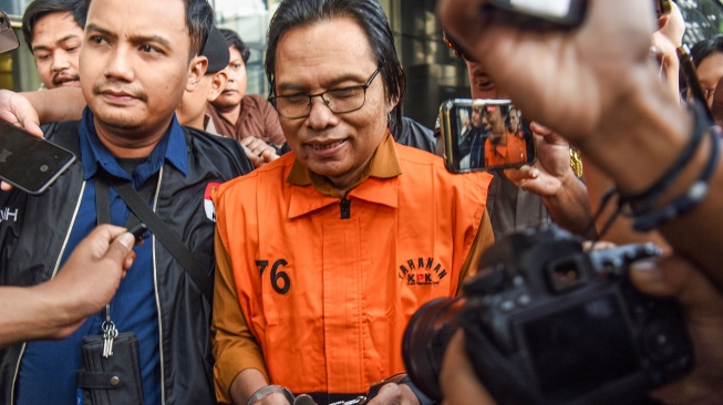 Tersangka kasus dugaan gratifikasi dalam pengadaan barang dan jasa Ma'ruf Cahyono (tengah) mengenakan rompi tahanan usai menjalani pemeriksaan di Gedung Merah Putih KPK, Jakarta, Kamis (9/7/2026).  [ANTARA FOTO/Reno Esnir/sth/foc]
