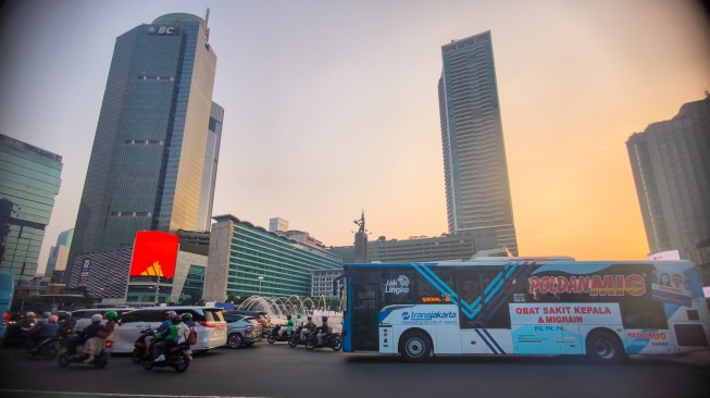 Bus Transjakarta melintas di Kawasan Bundaran HI, Jakarta, Kamis (9/7/2026). [Suara.com/Alfian Winanto]