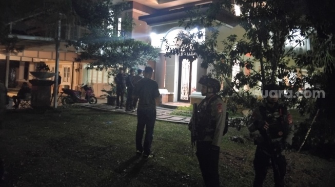Salah satu rumah mewah di Sentul City, Kabupaten Bogor, Jawa Barat digeledah anggota gabungan Polri, Kamis (9/7/2026) dini hari [Andi Ahmad S/Suara.com