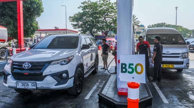 Pengemudi mengisi bahan bakar Biosolar B50 di Rest Area KM 57 Tol Jakarta-Cikampek, Karawang, Jawa Barat, Kamis (9/7/2026). [ANTARA FOTO/Hafidz Mubarak A/bay/kye]
