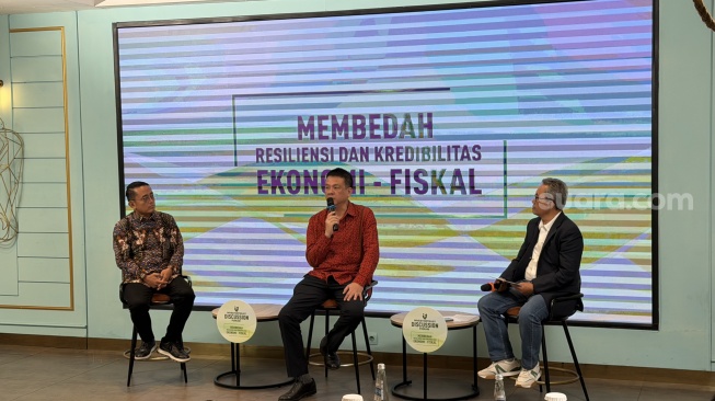 (Kiri-Kanan) Kepala Pusat Makro Ekonomi dan Keuangan INDEF M. Rizal Taufiqurahman, Wakil Direktur PT Samuel Sekuritas Suria Dharma, dan Managing Editor Investortrust.id Hari Gunanto dalam acara Investortrust Discussion Forum yang dihelar di Habitate Jakarta, Kamis (9/7/2026). [Suara.com/Dicky Prastya]