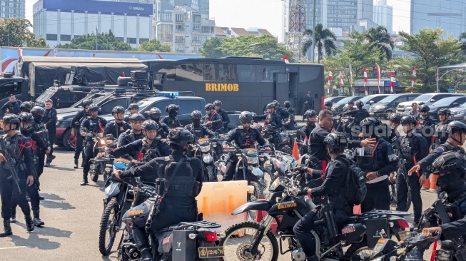 Pasukan Brimob tampak berjaga ketat di Polda Metro Jaya, Kamis (9/7/2026). (Suara.com/Yoga)