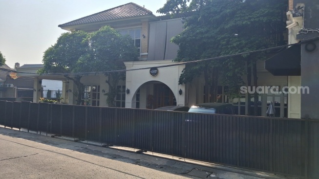 Suasana di Kafe d'Clan Signature tampak lengang dan sangat kontras dengan aktivitas biasanya, Kamis (9/7/2026). (Suara.com/Cornelius Juan Prawira)