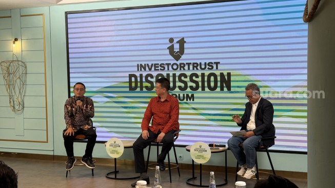 (Kiri-Kanan) Kepala Pusat Makro Ekonomi dan Keuangan INDEF M. Rizal Taufiqurahman, Wakil Direktur PT Samuel Sekuritas Suria Dharma, dan Managing Editor Investortrust.id Hari Gunanto dalam acara Investortrust Discussion Forum yang dihelar di Habitate Jakarta, Kamis (9/7/2026). [Suara.com/Dicky Prastya]