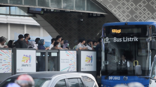 Bus Transjakarta melintas di Kawasan Bundaran HI, Jakarta, Kamis (9/7/2026). [Suara.com/Alfian Winanto]