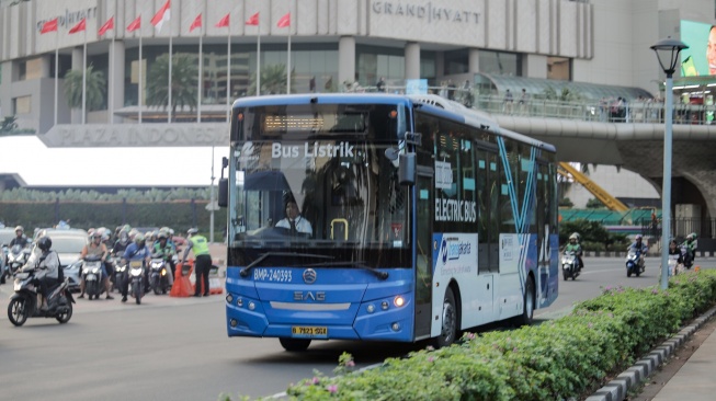 Bus Transjakarta melintas di Kawasan Bundaran HI, Jakarta, Kamis (9/7/2026). [Suara.com/Alfian Winanto]