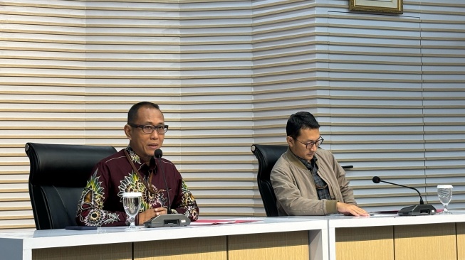 Pelaksana Tugas (Plt) Direktur Penyidikan KPK Ahmad Taufik Husein (kiri) bersama juru bicara KPK Budi Prasetyo. [Suara.com/Dea]