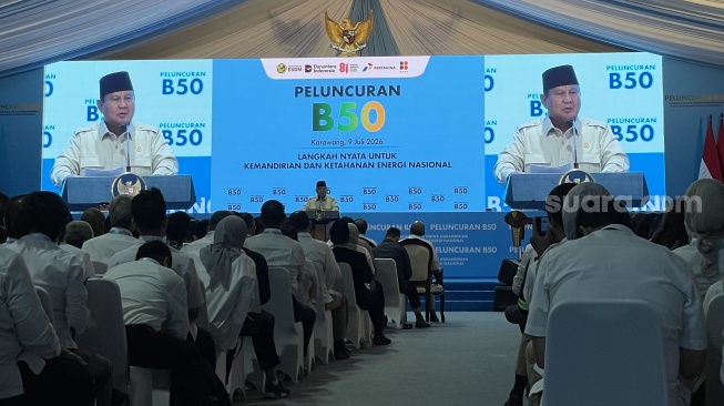 Presiden Prabowo Subianto heran karena sepak bola Indonesia masih kesulitan masuk di Piala Dunia. (Suara.com/Novian)
