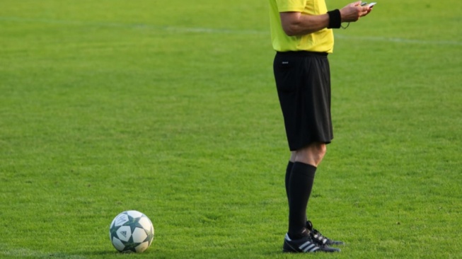 Bukan Aksesori, Ini 6 Fungsi Jam Tangan yang Digunakan Wasit Sepak Bola