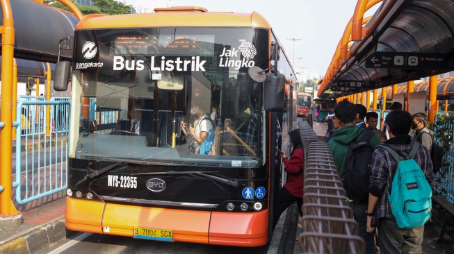 Warga antre menaiki bus Transjakarta di Terminal Blok M, Jakarta, Kamis (9/7/2026). [Suara.com/Alfian Winanto]