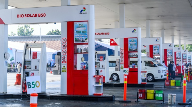 Pengemudi mengisi bahan bakar Biosolar B50 di Rest Area KM 57 Tol Jakarta-Cikampek, Karawang, Jawa Barat, Kamis (9/7/2026). [ANTARA FOTO/Hafidz Mubarak A/bay/kye]