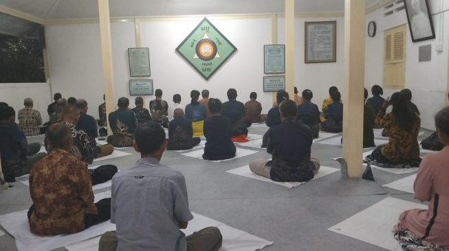 Kegiatan penghayat kepercayaan Sapta Darma di Sanggar Candi Sapta Rengga Yogyakarta bulan Juni 2026. (Dok: istimewa).