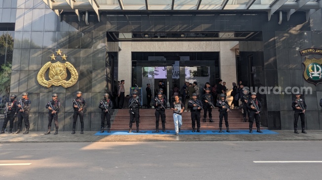Brimob Bersenjata Lengkap Kawal Pengungkapan Dugaan Korupsi Jampidsus di Polda Metro Jaya