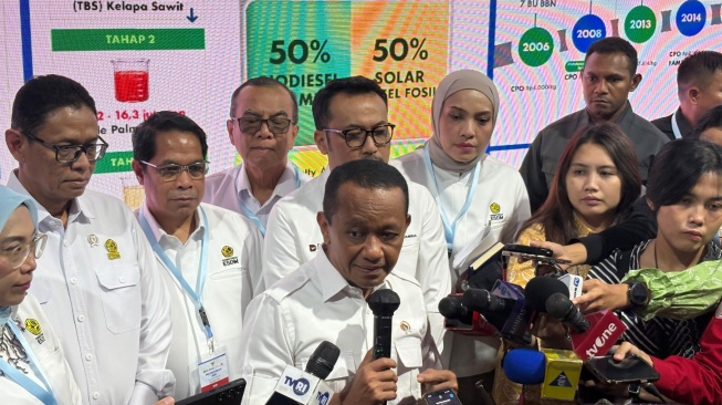 Menteri Energi dan Sumber Daya Mineral (ESDM), Bahlil Lahadalia di Rest Area KM 57, Jawa Barat pada Kamis (9/7/2026). [Suara.com/Yaumal]