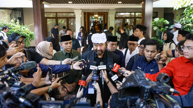 Ketum Partai NasDem Surya Paloh (tengah) menyampaikan keterangan usai bertakziah di rumah anggota DPR Rachmat Gobel di Jakarta, Jumat (10/7/2026). [ANTARA FOTO/Dhemas Reviyanto/bar]