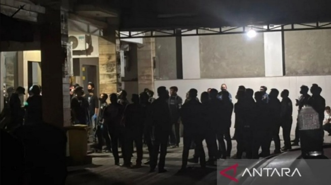 Polisi Sempat Lepas Lampu Diduga CCTV Sebelum Geledah Ruko Cipete