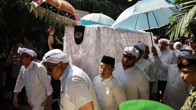 Keluarga mengusung keranda jenazah anggota DPR Rachmat Gobel di Jakarta, Jumat (10/7/2026). [ANTARA FOTO/Dhemas Reviyanto/bar]