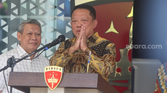 Jaksa Agung Muda Tindak Pidana Khusus (Jampidsus) Kejaksaan Agung, Febrie Adriansyah menyampaikan keterangan saat konferensi pers di Kejaksaan Agung, Jakarta, Jumat (10/7/2026). [Suara.com/Alfian Winanto]